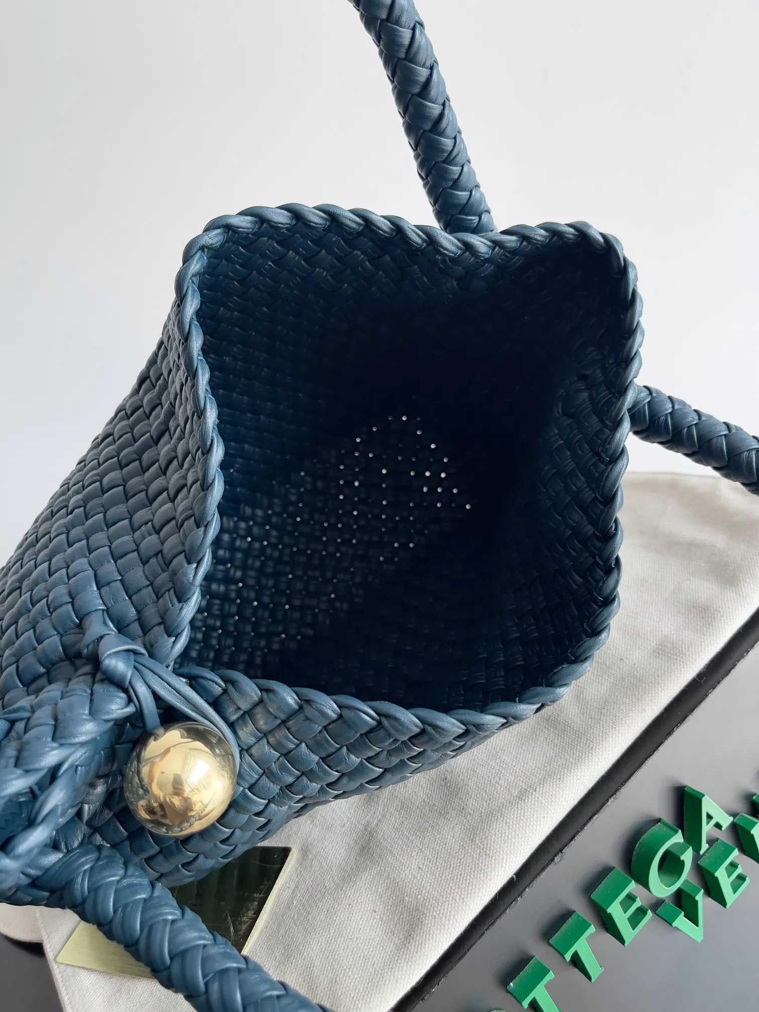Batch 5760 BV collectible small woven handbags are really YYDS!! Bottega Veneta’s most classic small woven handbags are back! ! We use the highest quality leather with the highest craftsmanship❤️ to create the most expensive works. We have created the original Intrecciato leather weaving process❤️ This unique traditional exclusive leather weaving method has not only become our logo but also reflects the time-consuming and labor-intensive craftsmanship of our products❤️ The new TOSCA handbag must be a selection worth collecting🆕⚠️⚠️Babies, malachite can be sold separately and can be assembled by yourself Style number: 716974 Size: 27*9*18cm